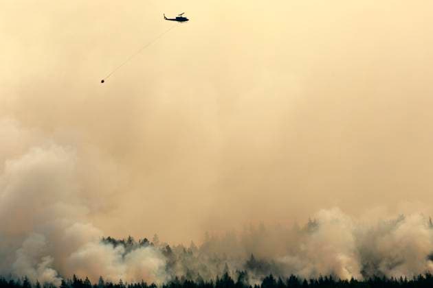 August 3, 2025, Coombs, Bc, CAN: A helicopter flies by the Wesley Ridge wildfire near Cameron Lake where an out-of-control fire continues to burn near Coombs, B.C., Sunday, Aug. 3, 2025. Coombs CAN  - ZUMAc35_ 20250803_zaf_c35_187 Copyright: xChadxHipolitox