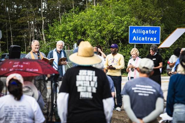 USA, Protest vor Abschiebezentrum Alligator Alcatraz in Ochopee, Florida August 3, 2025, Ochopee, Florida, USA: Faith groups from across the state of Florida gathered for a vigil at the site of the detention facility named Ã¢â‚¬ËœAlligator AlcatrazÃ¢â‚¬â ¢ by the State of Florida to hold space and pray for the detainees whom have been affected by hunger strikes and a variety of other environmental and human rights issues. Ochopee USA - ZUMAd256 20250803_znp_d256_018 Copyright: xDavexDeckerx
