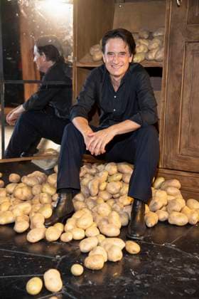 abb Oliver Mommsen actor leading actor sits mountain potatoes on the occasion of the German premiere of the play Vanja by the Komoedie am Kurfuerstendamm at the Neues Haus of the Berliner Ensemble on August 03, 2025 in Berlin Berlin Germany