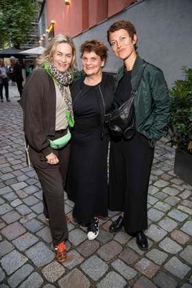 abb Gesine Cukrowski, Gayle Tufts and Agnes Mann as guests on the occasion of the German premiere of the play Vanja by the Komoedie am Kurfuerstendamm at the Neues Haus of the Berliner Ensemble on August 03, 2025 in Berlin Berlin Germany