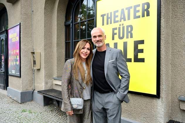 Simone Thomalla with partner Rene Marchand at the premiere of the play Vanya at the Komödie am Kurfürstendamm in the Neues Haus of the Berliner Ensemble Berlin, 03 08 2025 Foto:xM.xWehnertx xFuturexImagex vanya_5833