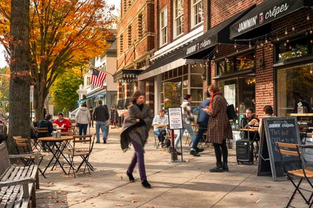 IMAGO Creative, Jahreszeit Herbst in der Stadt Princeton New Jersey downtown street by Ivy League university campus United States, New Jersey, Princeton R_KSWG2507308E-1797071-01 EDITORIAL USE ONLY