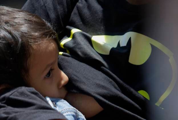 Women In Mexico City Hold A Massive Breastfeeding Party In Honor Of World Breastfeeding Week A woman breastfeeds during a Massive Breastfeeding event at the Kiosco Morisco in Mexico City, Mexico, on August 3, 2025, in observance of World Breastfeeding Week. Mexico City Mexico City Mexico  Copyright: xGerardoxVieyrax originalFilename: vieyra-notitle250803_npURU.jpg