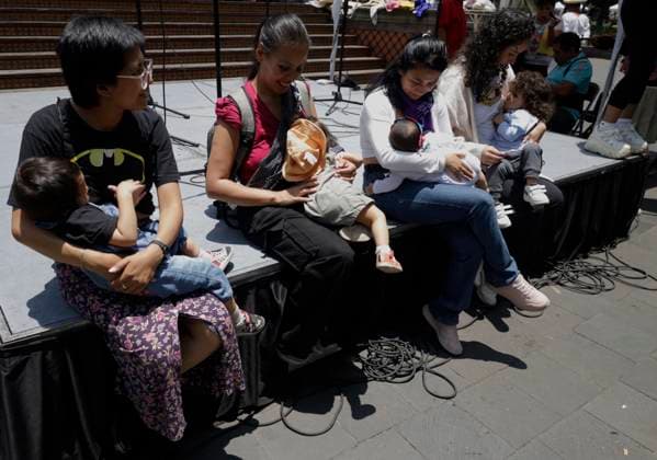 Women In Mexico City Hold A Massive Breastfeeding Party In Honor Of World Breastfeeding Week A group of women breastfeed during a Massive Breastfeeding at the Kiosco Morisco in Mexico City, Mexico, on August 3, 2025, in observance of World Breastfeeding Week. Mexico City Mexico City Mexico  Copyright: xGerardoxVieyrax originalFilename: vieyra-notitle250803_npEUh.jpg