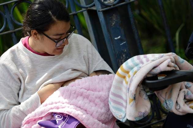 Women In Mexico City Hold A Massive Breastfeeding Party In Honor Of World Breastfeeding Week A woman breastfeeds during a Massive Breastfeeding event at the Kiosco Morisco in Mexico City, Mexico, on August 3, 2025, in observance of World Breastfeeding Week. Mexico City Mexico City Mexico  Copyright: xGerardoxVieyrax originalFilename: vieyra-notitle250803_npFQl.jpg
