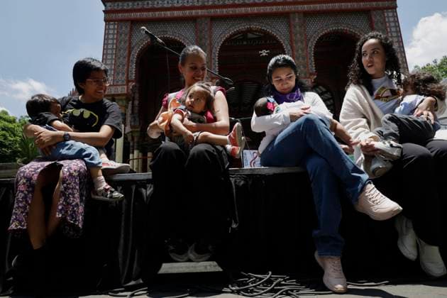 Women In Mexico City Hold A Massive Breastfeeding Party In Honor Of World Breastfeeding Week A group of women breastfeed during a Massive Breastfeeding at the Kiosco Morisco in Mexico City, Mexico, on August 3, 2025, in observance of World Breastfeeding Week. Mexico City Mexico City Mexico  Copyright: xGerardoxVieyrax originalFilename: vieyra-notitle250803_npIPz.jpg