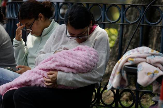 Women In Mexico City Hold A Massive Breastfeeding Party In Honor Of World Breastfeeding Week A woman breastfeeds during a Massive Breastfeeding event at the Kiosco Morisco in Mexico City, Mexico, on August 3, 2025, in observance of World Breastfeeding Week. Mexico City Mexico City Mexico  Copyright: xGerardoxVieyrax originalFilename: vieyra-notitle250803_npkYl.jpg