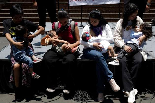 Women In Mexico City Hold A Massive Breastfeeding Party In Honor Of World Breastfeeding Week A group of women breastfeed during a Massive Breastfeeding at the Kiosco Morisco in Mexico City, Mexico, on August 3, 2025, in observance of World Breastfeeding Week. Mexico City Mexico City Mexico  Copyright: xGerardoxVieyrax originalFilename: vieyra-notitle250803_npmzd.jpg