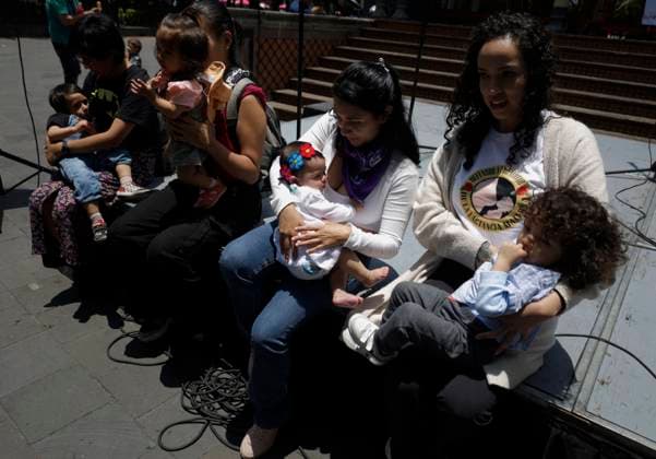 Women In Mexico City Hold A Massive Breastfeeding Party In Honor Of World Breastfeeding Week A group of women breastfeed during a Massive Breastfeeding at the Kiosco Morisco in Mexico City, Mexico, on August 3, 2025, in observance of World Breastfeeding Week. Mexico City Mexico City Mexico  Copyright: xGerardoxVieyrax originalFilename: vieyra-notitle250803_npSkp.jpg