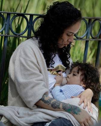 Women In Mexico City Hold A Massive Breastfeeding Party In Honor Of World Breastfeeding Week A woman breastfeeds during a Massive Breastfeeding event at the Kiosco Morisco in Mexico City, Mexico, on August 3, 2025, in observance of World Breastfeeding Week. Mexico City Mexico City Mexico  Copyright: xGerardoxVieyrax originalFilename: vieyra-notitle250803_npSvJ.jpg