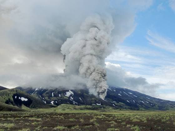 News Themen der Woche KW32 Russia Volcano Eruption 8976115 04.08.2025 In this handout photo released by the Kronotsky State Nature Reserve, the Krasheninnikov Volcano spews smoke and volcanic ash during an eruption in the Kamchatka Territory, Russia. A volcano has erupted for the first time in 600 years. Nataliya Akbirova Sputnik Image is a handout provided by a third party. Editorial use only. No archiving, commercial use, or advertising campaign. Kamchatka Region Russia  Copyright: xNataliyaxAkbirovax