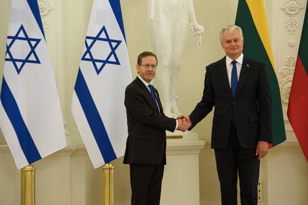 News Themen der Woche KW32 Israeli President Isaac Herzog in Lithuania VILNIUS, LITHUANIA - AUGUST 04: Israeli President Isaac Herzog (L) meets with Lithuanian President Gitanas Nauseda (R) at the Presidential Palace in Vilnius, Lithuania on August 04, 2025. Yauhen Yerchak Anadolu Vilnius Lithuania. Editorial use only. Please get in touch for any other usage.  Copyright: x2025xAnadoluxYauhenxYerchakx