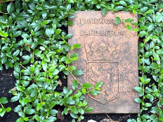 Ehrengrab Land Berlin Friedhof *** Grave of honor Land Berlin Cemetery Copyright: xmix1x
