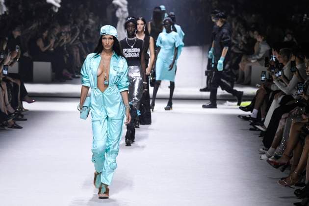 Bella Hadid - Défilé Fendi PAP printemps été 2023 lors de la fashion week de New York le 09 septembre 2022. Runway at the Fendi Spring Summer 2023 during September 2022 New York Fashion Week: The Shows at Hammerstein Ballroom on September 09, 2022 in New York City. New York Etats-Unis *** Bella Hadid Fendi PAP Spring Summer 2023 runway show during New York Fashion Week on September 09, 2022 Runway at the Fendi Spring Summer 2023 during September 2022 New York Fashion Week The Shows at Hammerstein Ballroom on September 09, 2022 in New York City New York Etats Unis  Copyright: xAgencex xBestimagexAgencex xBestimagex