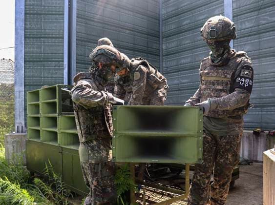 News Themen der Woche KW32 August 4, 2025, Seoul, SOUTH KOREA: Aug 4, 2025-Seoul, South Korea-South Korean Soldiers dismantle a fixed loudspeaker facility at an unspecified location, which had been used for propaganda broadcasts against North Korea. Seoul SOUTH KOREA - ZUMAs168 20250804_zih_s168_004 Copyright: xDefensexMinistryx
