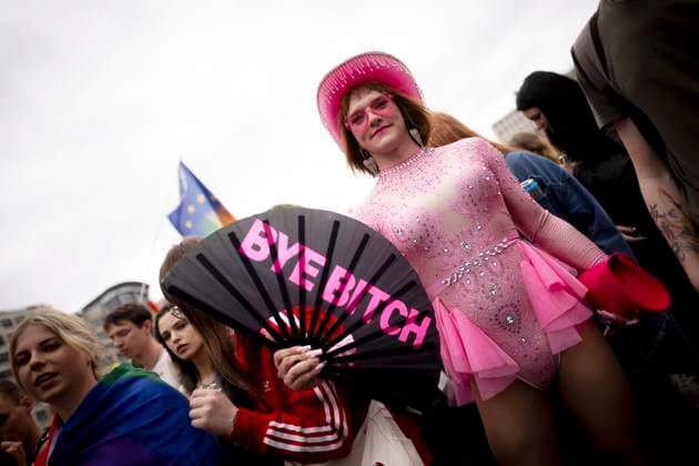 Christopher Street Day Berlin DEU, Deutschland, Germany, Berlin, 26.07.2025 Teilnehmer mit Faecher Bye Bitch auf der Demonstration der schwul-lesbischen Gedenkparade Christopher Street Day CSD Parade der 47. Berlin Pride fuer die Rechte der LGBTQ+ Community unter dem Motto Nie Wieder Still Save Our Pride in Berlin Deutschland . Die Parade umfasst 80 Trucks mit 100 unterschiedlichen Gruppen durch die Stadt , die Demo setzt sich fuer Vielfalt Menschenrechte und den Schutz von Minderheiten ein und ist eine der groessten Veranstaltungen der LGBTQ-Community in Europa en: Participant with fan Bye Bitch at the demonstration of the gay and lesbian memorial parade Christopher Street Day CSD parade of the 47th Berlin Pride for the rights of the LGBTQ