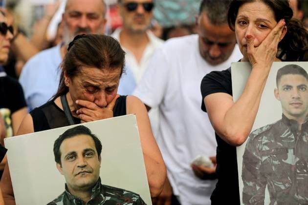 News Themen der Woche KW32 August 4, 2025, Beirut, Beirut, Lebanon: Wadad Karam L and Nadine mothers of firemen Charbel Karam and Ralph Mlehi, victims of the deadly 2020 Beirut port massive explosion, weep as they hold the portraits of their sons during a mass gathering marking the fifth anniversary of the massive blast, outside the port of Beirut. Lebanese President Joseph Aoun on August 4, vowed justice and accountability five years after a catastrophic explosion at Beirut s port, as the investigating judge finished questioning defendants, a judicial official said. Beirut Lebanon - ZUMAn313 20250804_zip_n313_001 Copyright: xMarwanxNaamanix