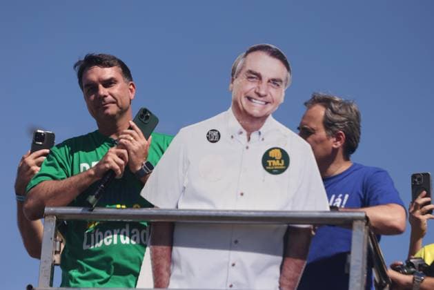 August 3, 2025, Rio De Janeiro, Rio De Janeiro, Brazil: Senator FLAVIO BOLSONARO holds a phone to a microphone so supporters at a rally on Copacabana beach can hear a live message from his father, former President Jair Bolsonaro, on Sunday. The appearance, despite a court ban on social media and political engagement, led Brazil s Supreme Court to order Bolsonaro to house arrest the following day. Justice de Moraes called the act a clear violation of restrictions imposed amid ongoing investigations into an alleged coup attempt. Rio De Janeiro Brazil - ZUMAk251 20250803_znp_k251_028 Copyright: xBobxKarpx