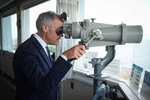 August 4, 2025, Nanoose Bay, Bc, CANADA: Prime Minister Mark Carney looks through high-powered ship binoculars during a visit to the Canadian Forces Maritime Experimental and Test Ranges (CFMETR) operations centre, on the Winchelsea Islands, near Nanoose Bay, B.C.,, on Monday, August 4, 2025. Nanoose Bay CANADA - ZUMAc35_ 20250804_zaf_c35_082 Copyright: xDarrylxDyckx