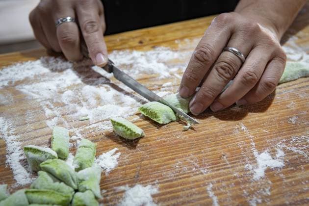Nahaufnahme des Teigs, der in perfekte Gnocchi Formen geschnitten wird Close-up of dough being cut into perfect gnocchi shapes Copyright: imageBROKER MarianoxGaspar ibxmog14414056.jpg ,model released, Symbolfoto ,property released