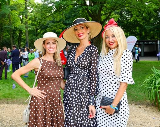 167. Henkel-Preis der Diana - German Oaks Stutenrennen dotiert mit 500.000 â‚¬ Preisgeld - (L-R) auf den Punkt gestylt sind TV Moderatotin Sarah Valentina Winkaus, Model Annika Gassner und RTL-Stylistin Tanja Comba für den SYOSS Hutwettbewerb Düsseldorf Galopprennbahn Grafenberg NRW Deutschland *** 167 Henkel Prize of the Diana German Oaks Mare Race endowed with 500,000 â¬ prize money L R TV presenter Sarah Valentina Winkaus, model Annika Gassner and RTL stylist Tanja Comba are styled to perfection for the SYOSS Hat Competition Düsseldorf Galopprennbahn Grafenberg NRW Germany