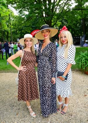 167. Henkel-Preis der Diana - German Oaks Stutenrennen dotiert mit 500.000 â‚¬ Preisgeld - (L-R) auf den Punkt gestylt sind TV Moderatotin Sarah Valentina Winkaus, Model Annika Gassner und RTL-Stylistin Tanja Comba für den SYOSS Hutwettbewerb Düsseldorf Galopprennbahn Grafenberg NRW Deutschland *** 167 Henkel Prize of the Diana German Oaks Mare Race endowed with 500,000 â¬ prize money L R TV presenter Sarah Valentina Winkaus, model Annika Gassner and RTL stylist Tanja Comba are styled to perfection for the SYOSS Hat Competition Düsseldorf Galopprennbahn Grafenberg NRW Germany
