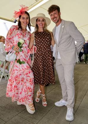 167. Henkel-Preis der Diana - German Oaks Stutenrennen dotiert mit 500.000 â‚¬ Preisgeld - Let s Dance Stars Renata und Valentin Lusin mit TV-Moderatotin Sarah Valentina Winkhaus (m.) Düsseldorf Galopprennbahn Grafenberg NRW Deutschland *** 167 Henkel Prize of Diana German Oaks mare race endowed with 500,000 â¬ prize money Let s Dance stars Renata and Valentin Lusin with TV presenter Sarah Valentina Winkhaus m Düsseldorf racecourse Grafenberg NRW Germany