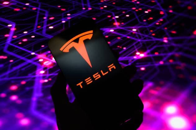 Big Tech Logo - Photo Illustration The Tesla logo is displayed on a mobile phone in this photo illustration in Brussels, Belgium, on August 5, 2025. Brussels Belgium  Copyright: xJonathanxRaax originalFilename: raa-bigtechl250805_np9kc.jpg