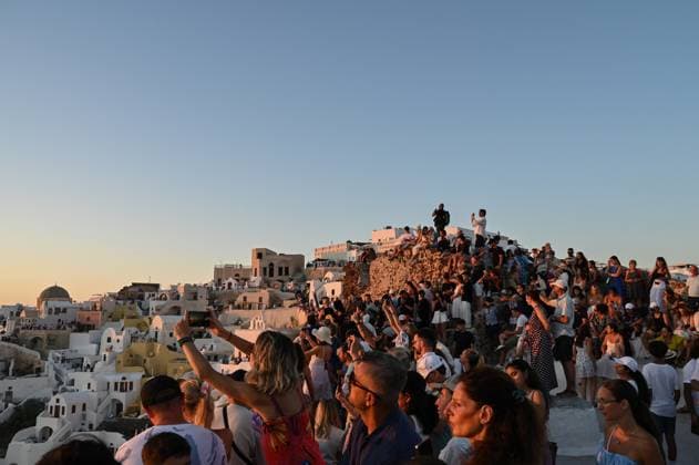 News Themen der Woche KW32 Tourism back on track in the Greek island of Santorini but numbers are declining Tourists watch the sunset and take pictures in the village of Oia in Santorini . Visitors return to Santorini following the seismic activity earlier this year but this iconic Greek island is experiencing a sharp decline in tourist numbers. Santorini Greece Copyright: xNicolasxKoutsokostasxNicolasxKoutsokostasx DSC_202508050164