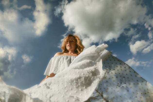 Creative Highlights Symbolbilder Woman in Blue flowing dress with Clouds Tulsa, Oklahoma, United States CR_KRRY250805-1798860-01 ,model released, Symbolfoto