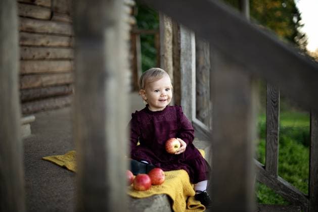 Creative Highlights Symbolbilder IMAGO Creative, Jahreszeit Herbst, Herbstanfang am 22. September Child girl sitting on the porch steps of a rustic cabin. Corby, England, United Kingdom R_JNDO250804-1797176-01 ,model released, Symbolfoto