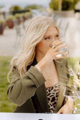 Creative Highlights Symbolbilder Influencer tasting wine at outdoor party with friends Marsing, Idaho, United States R_PHZD25080491-1778624-01 ,model released, Symbolfoto