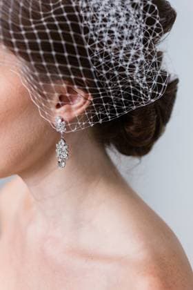 Creative Highlights Symbolbilder Bride?s crystal drop earrings peek through birdcage veil. Cedar Rapids, Iowa, United States R_WQAU250805-1799888-01 EDITORIAL USE ONLY