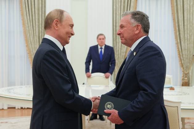 News Themen der Woche KW32 RUSSIA, MOSCOW - AUGUST 6, 2025: Russia s President Vladimir Putin (L) and the US President s Special Envoy US Special Envoy to the Middle East Steve Witkoff shake hands during a meeting at the Kremlin. Gavriil Grigorov Russian Presidential Press and Information Office TASS  82977581
