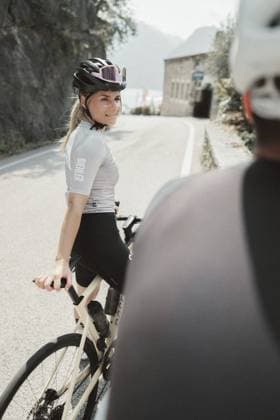 Creative Highlights Symbolbilder Frau und Mann beim Rennrad fahren am Gardasee in Italien. Sonniges Wetter und Dolce Vita Woman and man cycling on Lake Garda in Italy. Sunny weather and dolce vita Copyright: imageBROKER ChristianxFrumolt ibxcfr14109968.jpg ,model released, Symbolfoto ,property released