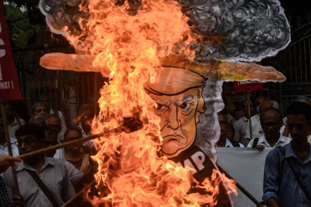 News Themen der Woche KW32 Hiroshima Day Observation In India Supporters of the SUCI Communist Party burn an effigy of Donald Trump during a protest rally against U.S. President Donald Trump, opposing his recent tariff policies and war-mongering attitude in the Israel-Palestine conflict, during the Hiroshima Day observation in Kolkata, India, on August 6, 2025. Kolkata India  Copyright: xDebarchanxChatterjeex originalFilename: chatterjee-notitle250806_npktw.jpg