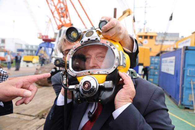 Munitionstaucher und Bergung Ostsee mit BmUKN 06.08.2025, Germany, Rostock, Baltic Diver Plattform und Basis fuer Munitionsbergung in der Ostseee, Inhaber Jens und Uwe Pap mit einem Versuchfeldauftrag mit BmUKN Sts Jochen Flasbarth und Umweltminister MV Til Backhaus bei der Vorführung eines Taucher Helms, hier Til Backhaus mit Tiefseehelm (c) Frank Ossenbrink, 5B Rostock Mecklenburg-Vorpommern Germany *** Ammunition diver and salvage Baltic Sea with BmUKN 06 08 2025, Germany, Rostock,