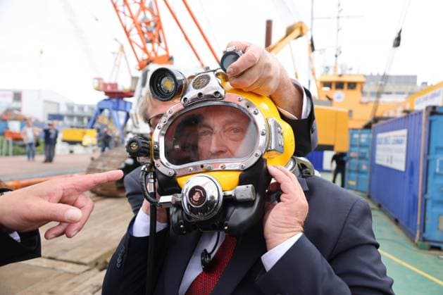 News Themen der Woche KW32 Munitionstaucher und Bergung Ostsee mit BmUKN 06.08.2025, Germany, Rostock, Baltic Diver Plattform und Basis fuer Munitionsbergung in der Ostseee, Inhaber Jens und Uwe Pap mit einem Versuchfeldauftrag mit BmUKN Sts Jochen Flasbarth und Umweltminister MV Til Backhaus bei der Vorführung eines Taucher Helms, hier Til Backhaus mit Tiefseehelm (c) Frank Ossenbrink, 5B Rostock Mecklenburg-Vorpommern Germany *** Ammunition diver and salvage Baltic Sea with BmUKN 06 08 2025, Germany, Rostock,