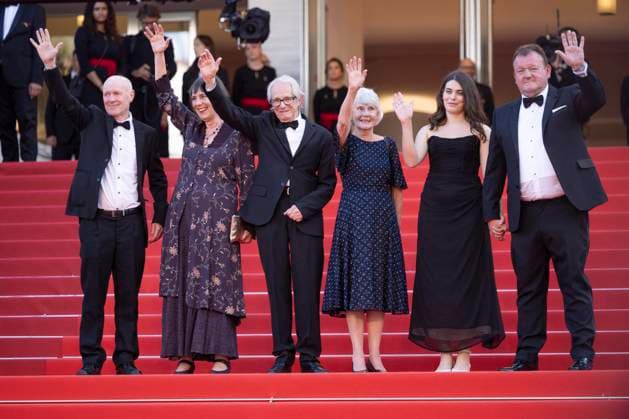 Paul Laverty, Rebecca O Brien, Ken Loach, Lesley Ashton, Ebla Mari, Dave Turner - Montée des marches du film « The Old Oak » lors du 76ème Festival International du Film de Cannes, au Palais des Festivals à Cannes. Le 26 mai 2023 Olivier Borde Bestimage Red carpet of the movie « The Old Oak » during the 76th Cannes International Film Festival at the Palais des Festivals in Cannes, France. On may 26th 2023 Cannes France *** Paul Laverty, Rebecca O Brien, Ken Loach, Lesley Ashton, Ebla Mari, Dave Turner Montée des marches du film The Old Oak lors du 76ème Festival International du Film de Cannes, au Palais des Festivals à Cannes Le 26 mai 2023 Olivier Borde Bestimage Red carpet of the movie The Old Oak during the 76th Cannes Inter  Copyright: xOLIVIERxBORDEx xBESTIMAGExOLIVIERxBORDEx xBESTIMAGEx