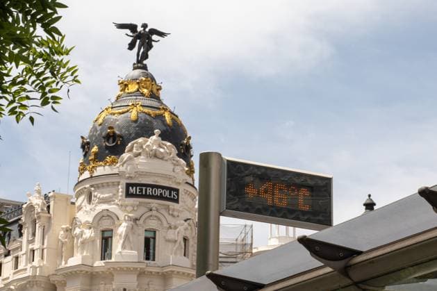 News Themen der Woche KW32 Second heatwave of the summer in Madrid, Spain - 06 Aug 2025 An urban thermometer on a street in central Madrid reads 46 degrees Celsius Second heatwave of the summer, the AEMET (State Meteorological Agency) has issued a warning for extremely high temperatures that will affect many parts of Spain. Madrid Spain Copyright: xDavidxCanalesx xSOPAxImagesx DCOladeCalor250806-01