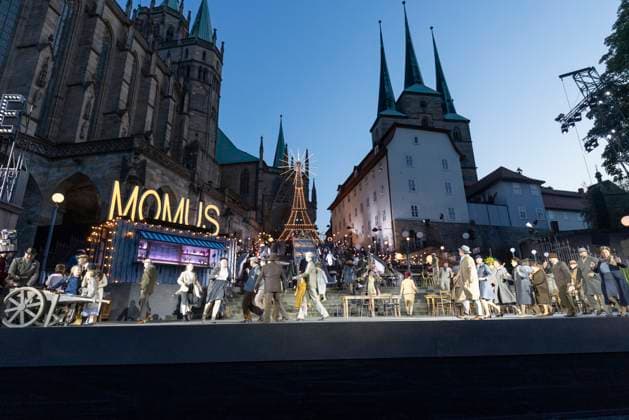 Domstufen Festspiele 2025 06082025 Bei den Domstufen-Festspielen 2025 in Erfurt wird Giacomo Puccinis Oper La Boheme aufgefuehrt. Die Inszenierung von Regisseur Matthew Ferraro unter der musikalischen Leitung von Clemens Fieguth erzaehlt die Geschichte einer Pariser Kuenstler-WG. Das freie, jedoch von Geldsorgen geplagte Leben der vier Maenner geraet aus dem Gleichgewicht, als sich der Dichter Rodolfo in die Naeherin Mimi verliebt und der Maler Marcello seiner ehemaligen Geliebten Musetta begegnet. Aufnahmen der zweiten Hauptprobe mit der Besetzung der Premiere am 8. August 2025. Erfurt Domplatz Thueringen Deutschland *** Domstufen Festspiele 2025 06082025 Giacomo Puccinis opera La Boheme will be performed at the Domstufen Festsp 060825_ppb-30