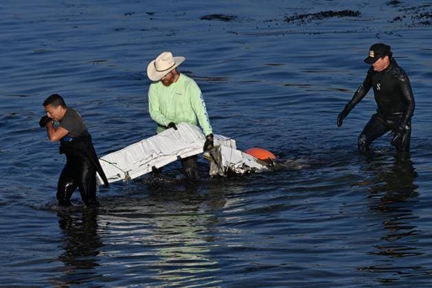 News Themen der Woche KW32 August 6, 2025, Monterey, California, USA: Salvage crew recover parts of a Twin-engine Beechcraft, Tail Number N8796R which crashed off the coast of Pacific Grove, California. The plane crash late Saturday, July 26, off the shore of Asilomar State Beach in Pacific Grove killed three men. Monterey USA - ZUMAm225 20250806_zap_m225_001 Copyright: xRoryxMerryx