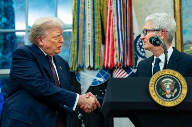 News Themen der Woche KW32 President Donald Trump looks on as Apple CEO Tim Cook shake hands after announcing an additional $100 billion Apple investment in the U.S., which now will total over $600 billion over the next four years, in the Oval Office of the White House in Washington, DC on Wednesday, August 6, 2025. The White House will also establish the Apple s American Manufacturing Program, which will focus on bringing Apple s supply chain and manufacturing to the U.S.  WAP20250806338 BONNIExCASH