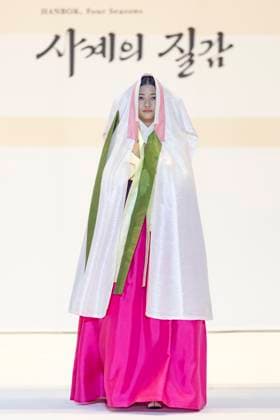 Visitors Attend 2025 Hanbok Expo At COEX In Seoul Models present hanbok designs during the opening fashion show of the 2025 Hanbok Expo at COEX Hall D in Gangnam District, Seoul, South Korea, on August 7, 2025. Art director Shim Yeon-ok directs the show, which highlights seasonal textures under the theme Hanbok, Four Seasons, Texture of the Seasons. The expo runs through August 10 and features 150 hanbok-related companies from South Korea and abroad. Seoul Seoul South Korea  Copyright: xChrisxJungx originalFilename: jung-visitors250807_npDwN.jpg