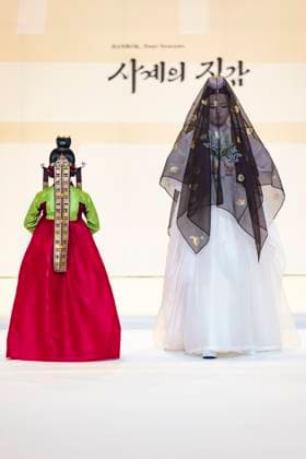 Visitors Attend 2025 Hanbok Expo At COEX In Seoul Models present hanbok designs during the opening fashion show of the 2025 Hanbok Expo at COEX Hall D in Gangnam District, Seoul, South Korea, on August 7, 2025. Art director Shim Yeon-ok directs the show, which highlights seasonal textures under the theme Hanbok, Four Seasons, Texture of the Seasons. The expo runs through August 10 and features 150 hanbok-related companies from South Korea and abroad. Seoul Seoul South Korea  Copyright: xChrisxJungx originalFilename: jung-visitors250807_npFCR.jpg