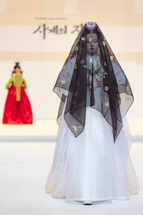 Visitors Attend 2025 Hanbok Expo At COEX In Seoul Models present hanbok designs during the opening fashion show of the 2025 Hanbok Expo at COEX Hall D in Gangnam District, Seoul, South Korea, on August 7, 2025. Art director Shim Yeon-ok directs the show, which highlights seasonal textures under the theme Hanbok, Four Seasons, Texture of the Seasons. The expo runs through August 10 and features 150 hanbok-related companies from South Korea and abroad. Seoul Seoul South Korea  Copyright: xChrisxJungx originalFilename: jung-visitors250807_npfFY.jpg