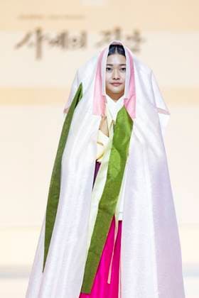 Visitors Attend 2025 Hanbok Expo At COEX In Seoul Models present hanbok designs during the opening fashion show of the 2025 Hanbok Expo at COEX Hall D in Gangnam District, Seoul, South Korea, on August 7, 2025. Art director Shim Yeon-ok directs the show, which highlights seasonal textures under the theme Hanbok, Four Seasons, Texture of the Seasons. The expo runs through August 10 and features 150 hanbok-related companies from South Korea and abroad. Seoul Seoul South Korea  Copyright: xChrisxJungx originalFilename: jung-visitors250807_npPsO.jpg