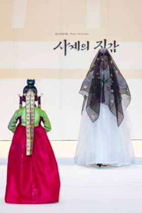 Visitors Attend 2025 Hanbok Expo At COEX In Seoul Models present hanbok designs during the opening fashion show of the 2025 Hanbok Expo at COEX Hall D in Gangnam District, Seoul, South Korea, on August 7, 2025. Art director Shim Yeon-ok directs the show, which highlights seasonal textures under the theme Hanbok, Four Seasons, Texture of the Seasons. The expo runs through August 10 and features 150 hanbok-related companies from South Korea and abroad. Seoul Seoul South Korea  Copyright: xChrisxJungx originalFilename: jung-visitors250807_npYrx.jpg