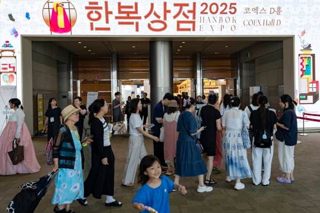 Visitors Attend 2025 Hanbok Expo At COEX In Seoul Attendees enter the 2025 Hanbok Expo at COEX in Gangnam District, Seoul, South Korea, on August 7, 2025. The Ministry of Culture, Sports and Tourism hosts the event, and the Korea Craft & Design Foundation organizes it. The annual event marks its eighth edition as the country s only trade show dedicated exclusively to hanbok. This year s expo features 150 companies from South Korea and abroad and runs through August 10. Seoul Seoul South Korea  Copyright: xChrisxJungx originalFilename: jung-visitors250807_npAnQ.jpg