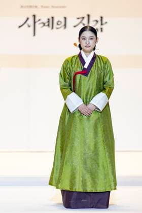 Visitors Attend 2025 Hanbok Expo At COEX In Seoul Models present hanbok designs during the opening fashion show of the 2025 Hanbok Expo at COEX Hall D in Gangnam District, Seoul, South Korea, on August 7, 2025. Art director Shim Yeon-ok directs the show, which highlights seasonal textures under the theme Hanbok, Four Seasons, Texture of the Seasons. The expo runs through August 10 and features 150 hanbok-related companies from South Korea and abroad. Seoul Seoul South Korea  Copyright: xChrisxJungx originalFilename: jung-visitors250807_npc4b.jpg